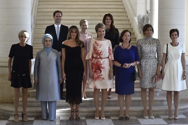 Na fotografiji so (v prvi vrsti z leve proti desni) francoska prva dama Brigitte Macron, turška prva dama Emine Gulbaran...