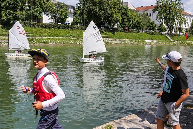 Regata dvojic na Ljubljanici: rečni tok in celinski veter izziv za mlade jadralce v optimistih