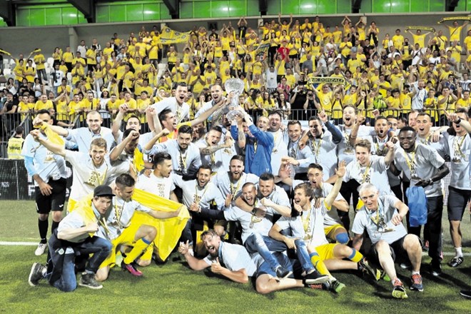 Nogometaši Domžal so se po zmagi v finalu proti Olimpiji v Kopru takole veselili pokalne lovorike.