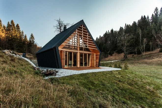 Lesena hišica v Trnovskem gozdu se staplja s čudovitim naravnim okoljem  