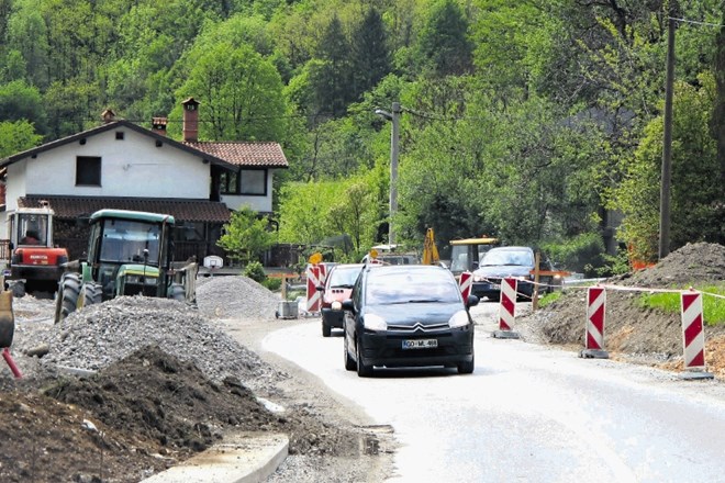 Že nekaj mesecev predstavlja veliko oviro gradbišče pri Ušniku na glavni cesti med Novo Gorico in Tolminom.