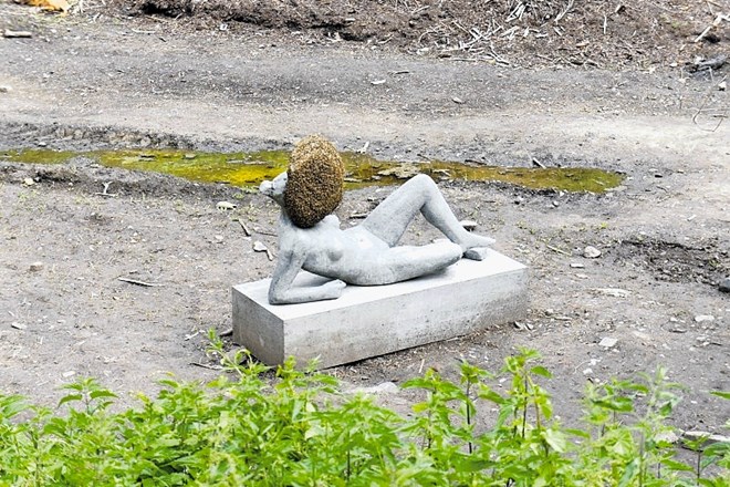 Francoz Pierre Huyghe je na Documenti 13 leta 2012 postavil ženski kip, ki je imel kot simbol družbenega organizma na mestu...