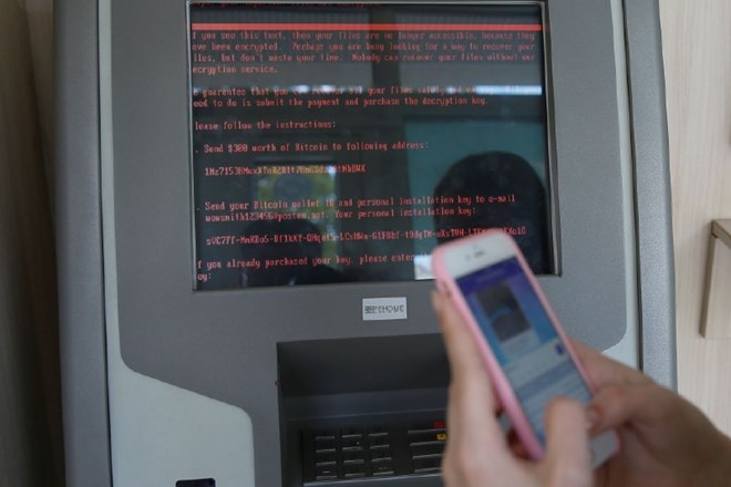 Na zaslonu terminala ukrajinske banke je izpsano sporočilo z zahtevo po odkupnini.