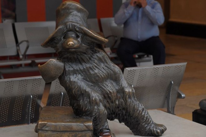 Kip medvedka Paddingtona na postaji Paddington v Londonu.