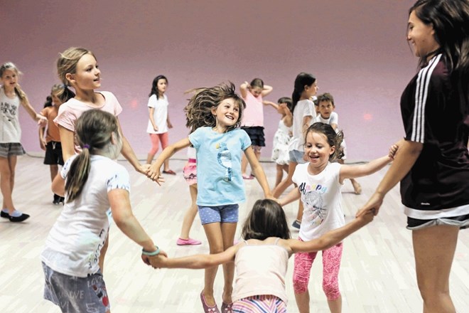 Vzgojiteljice pravijo, da skušajo otroke spodbuditi k temu, da bi bili ustvarjalni, tako pri plesu kot pri drugih...