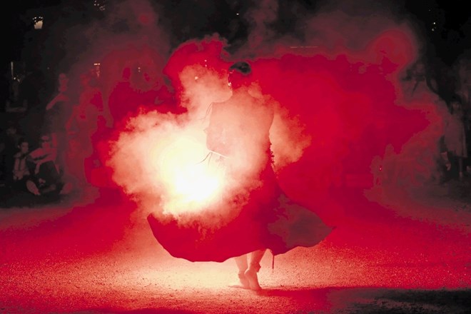 Ognjena predstava Etna italijanskega kolektiva Il drago bianco navdih išče v antičnih legendah in ritualnih plesih.