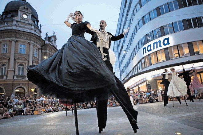 Plesno romanco uličnih plesalcev velikih dimenzij so izvedli italijanski Teatro Tascabile di Bergamo v predstavi Valček .