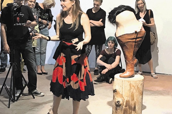 Avstralska umetnica Patricia Piccinini se je med vodstvom po svoji razstavi Zavest v razstavišču Kibla Portal ustavila tudi...