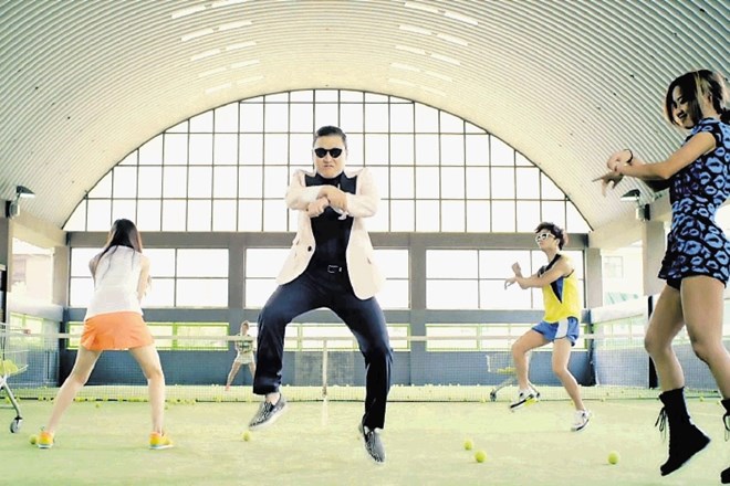 Južnokorejski pevec  Psy je Gangnam Style pospremil tudi z gangnam plesom.