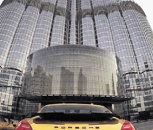 Zlati porsche, parkiran pred najvišjo stavbo na svetu Burdž Kalifo…
