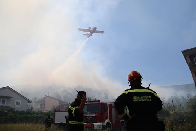 Ker se je umiril veter, so lahko na pomoč gasilcem priletela tudi gasilska letala.