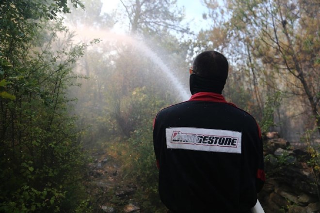 Gasilci se spopadajo s požarom v vasi Strinjine blizu Splita.