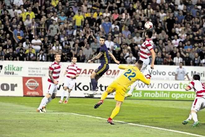 Mariborski nogometaši so imeli veliko težav, da so ostali v igri za skupinski del lige prvakov.