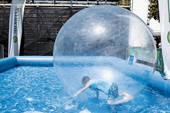 Med drugim lahko obiskovalci turnirja  v odbojki na mivki vstopajo v plastični balon in se z njim vrtijo po vodi.