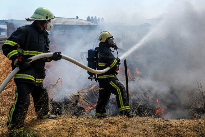 Požar v Zalogu v glavnini obvladali, škoda v podjetju Ekosistemi naj bi bila katastrofalna