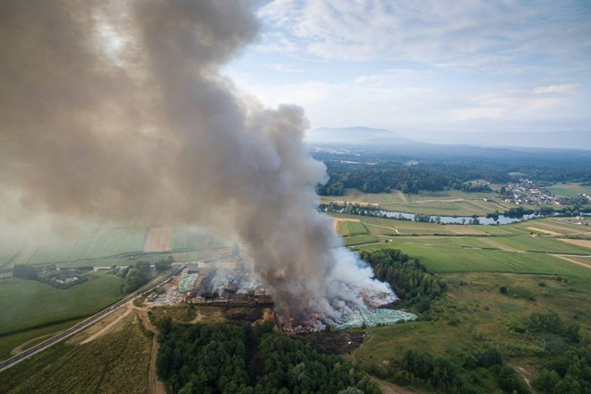 Požar v Zalogu v glavnini obvladali, škoda v podjetju Ekosistemi naj bi bila katastrofalna