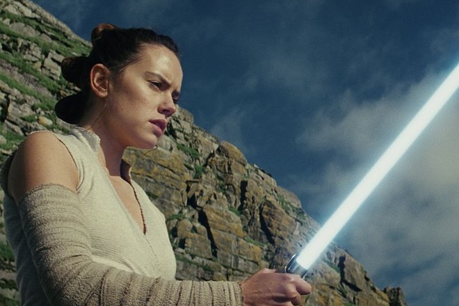 Angleška igralka Daisy Ridley blesti v vlogi glavne junakinje Rey. Tudi tokrat zavihti legendarni modri svetlobni meč.