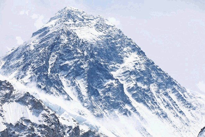 Ruski alpinisti so lani z belo ponjavo prekrili truplo Slovenca Marka Lihtenekerja, ki je umrl leta 2005 med sestopom z...