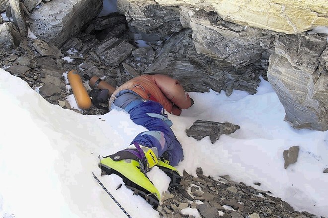 Zeleni čevlji preminulega indijskega plezalca Tsewanga Paljorja so postali za gornike znamenje, da so na Everestu dosegli...