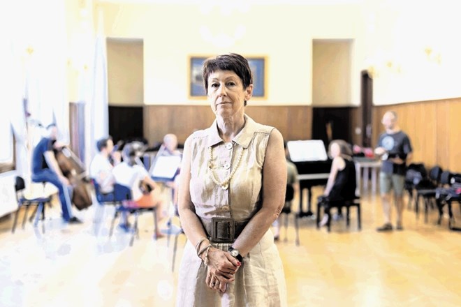 Po več letih umetniške in poslovodne agonije je spomladi v Slovensko filharmonijo vstopila nova direktorica Marjetica Mahne,...