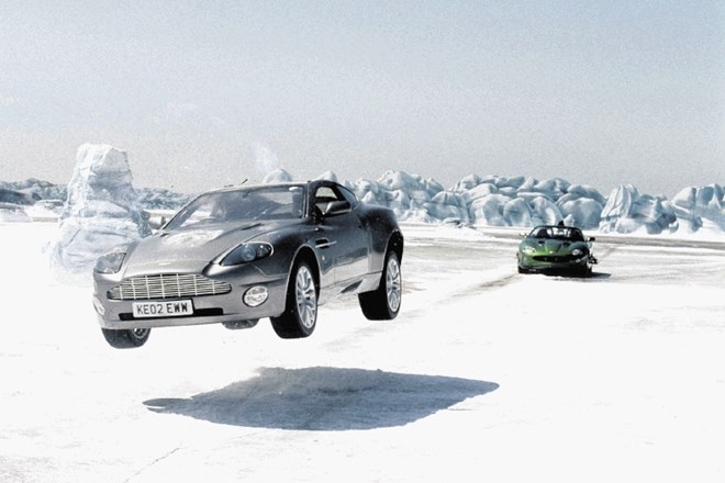 Zunanjost vanquisha je lahko postala nevidna, kar je vidno na zgornji fotografiji, ko Bond vstopa v avto, ki se je dobro...