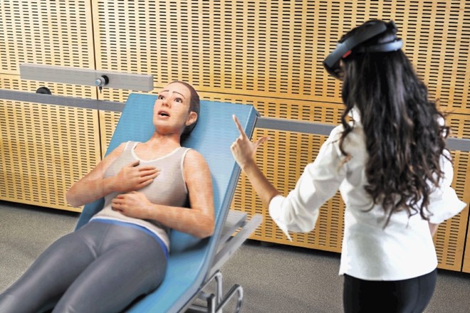Izkušnja klinične simulacije, osredotočene na hologram pacientke z anafiﬁlaktičnim šokom, je intenzivna in prepričljiva. Ob...