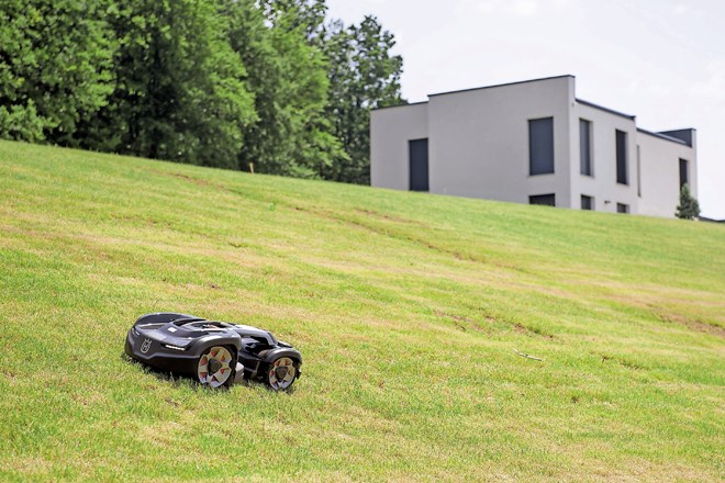 Husqvarna Automower 435X AWD je robotska kosilnica, namenjena za površine okrog 3500 m 2 , po možnosti s strmimi klanci,...