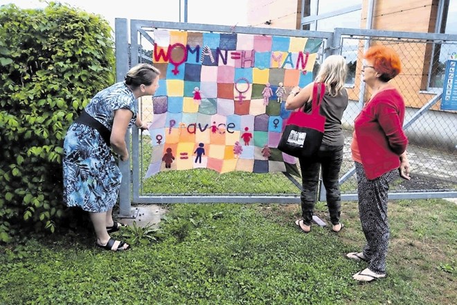 Na Argonavtski dnevih na Vrhniki so se  lani  predstavile s kvačkanim grafitom na temo ženskih pravic.