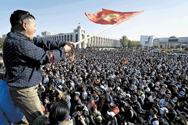 Kirgizi v prestolnici Biškek protestirajo proti rezultatom parlamentarnih volitev. Protesti so prerasli v državni udar in...