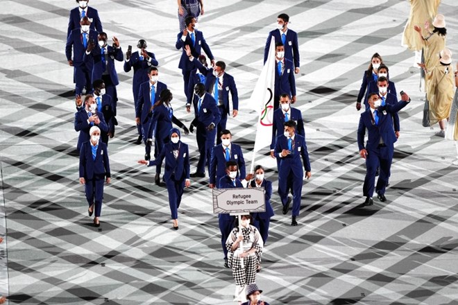Olimpijska begunska ekipa na otvoritveni slovesnosti poletnih olimpijskih iger.