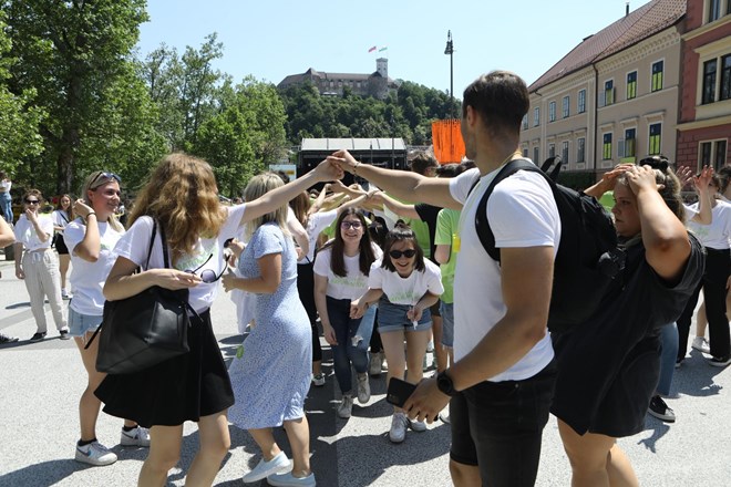 #foto Po Sloveniji in Evropi opoldne v četvorki zaplesalo več kot 15.000 maturantov