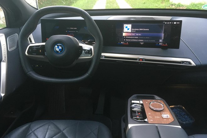 BMW iX xDrive50: Šminkerji, prosim obrnite se stran!