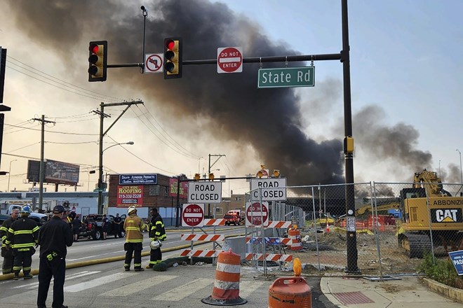 #foto #video V Philadelphii se je po hudi prometni nesreči zrušil avtocestni nadvoz