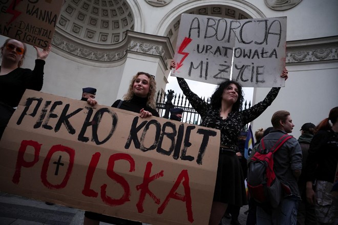Po smrti nosečnice več tisoč ljudi na Poljskem protestiralo proti restriktivni zakonodaji o splavu