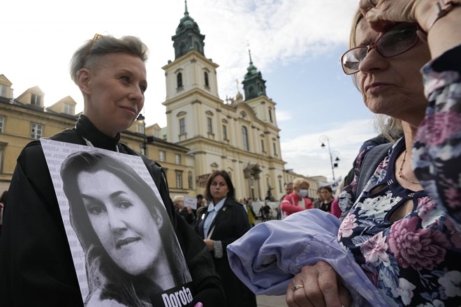 Po smrti nosečnice več tisoč ljudi na Poljskem protestiralo proti restriktivni zakonodaji o splavu