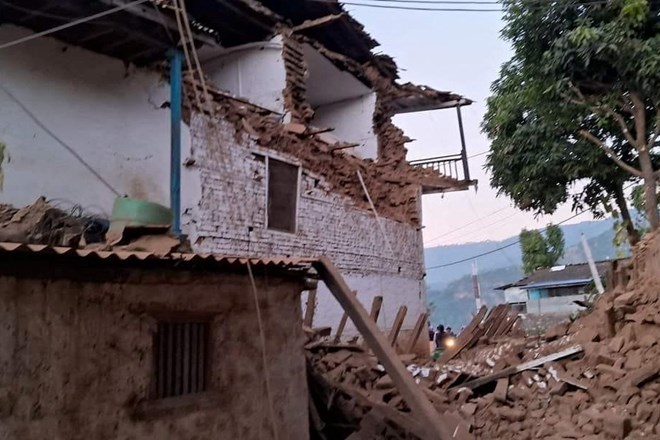 #video Število žrtev potresa v Nepalu narašča