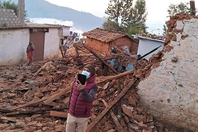 #video Število žrtev potresa v Nepalu narašča