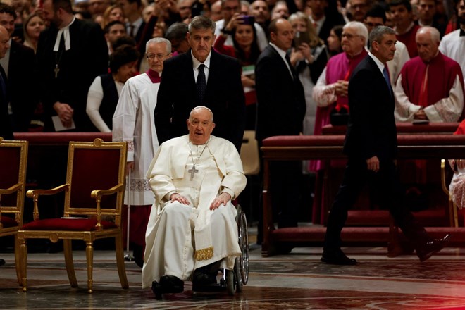 Papež pred božičem pozval k miru