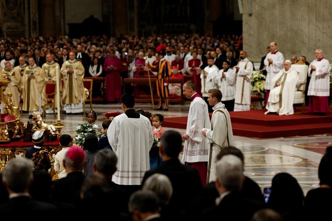 Papež pred božičem pozval k miru