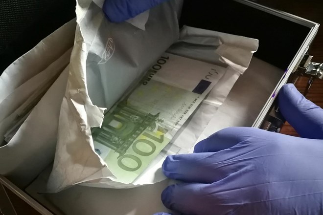 Bi prepoznali ponarejene bankovce? Policisti so jih v hišni preiskavi zasegli za 23.480 evrov
