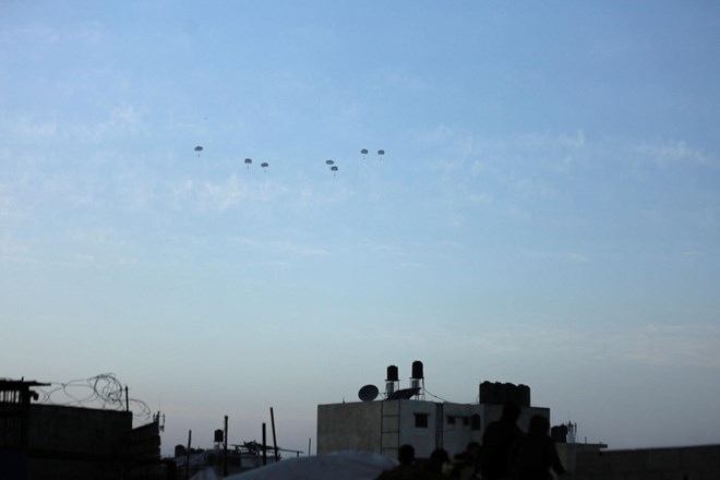 #foto #video Ameriška vojaška transportna letala so nad Gazo odvrgla okoli 38.000 obrokov hrane







