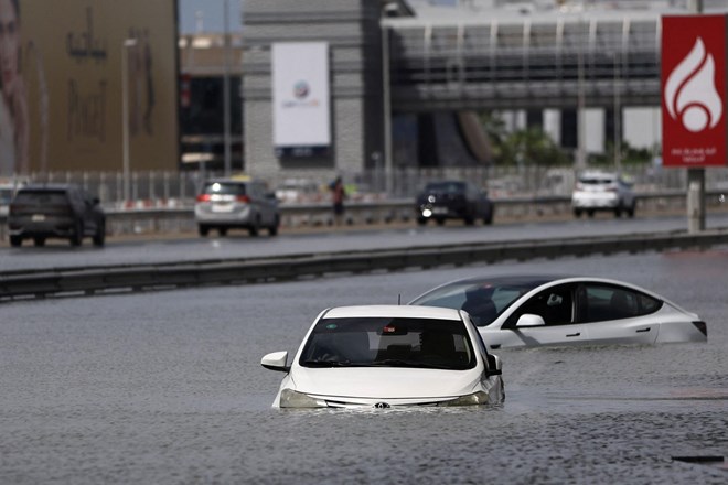 #foto #video Poplave v Dubaju in Omanu: razmere se umirjajo