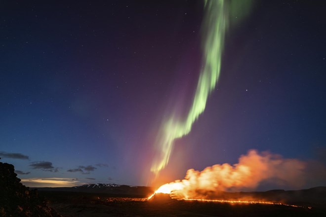 #video #foto Nad izbruhom islandskega vulkana zasijal severni sij