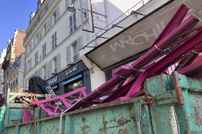 #video Znameniti pariški kabaret ponoči ostal brez vetrnice