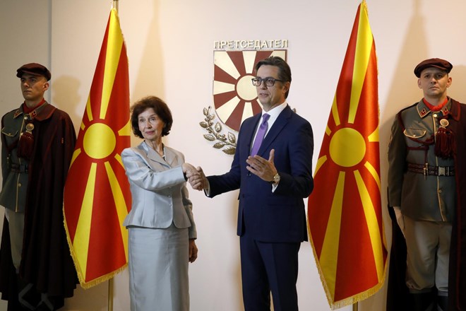 #video Nova makedonska predsednica prisegla Makedoniji in ne Severni Makedoniji, grška veleposlanica protestno zapustila...