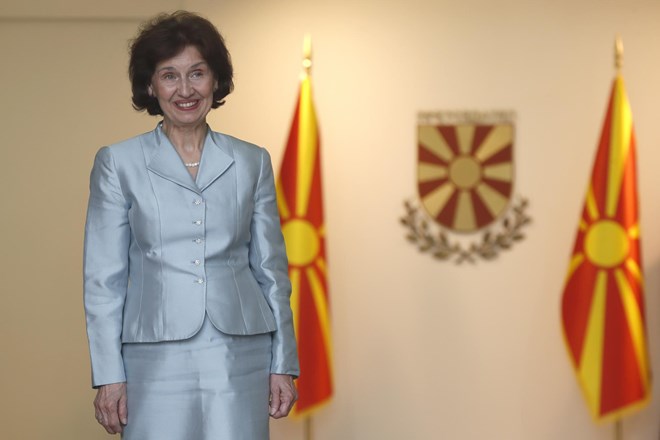 #video Nova makedonska predsednica prisegla Makedoniji in ne Severni Makedoniji, grška veleposlanica protestno zapustila...