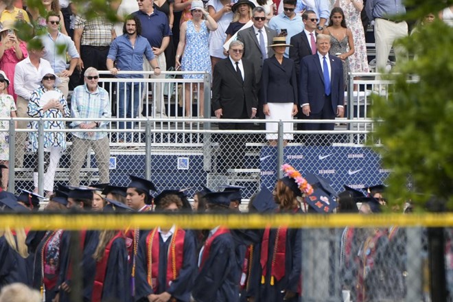 #foto #video Donald in Melania Trump na maturitetni slovesnosti sina Barrona