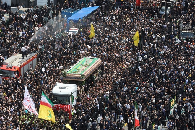 #foto #video Iran: Več milijonov ljudi na žalni slovesnosti za predsednikom Raisijem