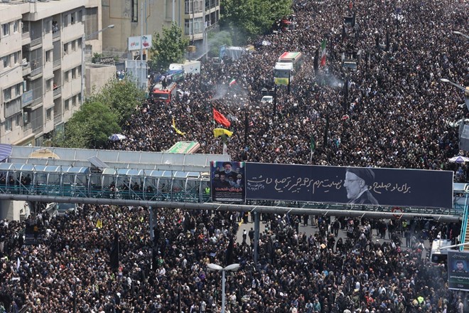 #foto #video Iran: Več milijonov ljudi na žalni slovesnosti za predsednikom Raisijem