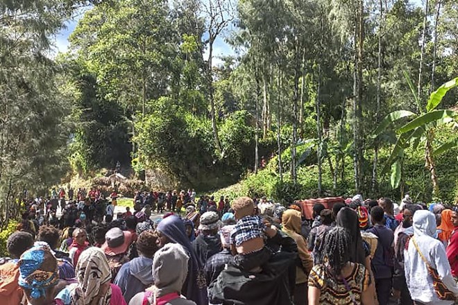 #video Plaz na Papui Novi Gvineji naj bi pod seboj pokopal več kot 2000 ljudi